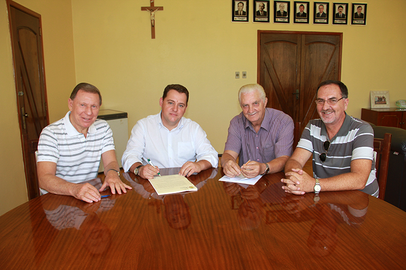 EXECUTIVO ASSINA CONVÊNIO COM A APAE